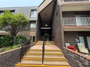Building Photo - Chic & Comfortable 2BR/2BA Ground-Level Co...