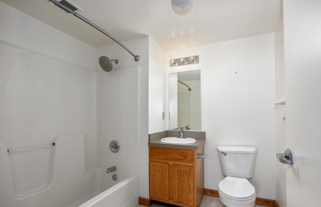 Building Photo - 940 Monroe Ave NW