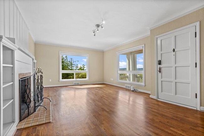Building Photo - Charming Beach Drive Craftsman w/ AC and V...