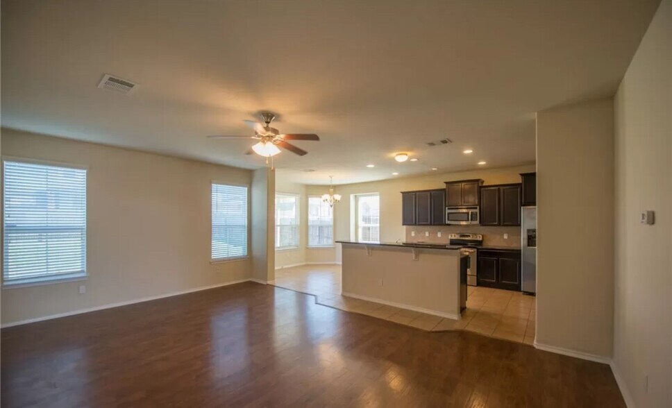 Building Photo - 3403 Cricklewood Dr