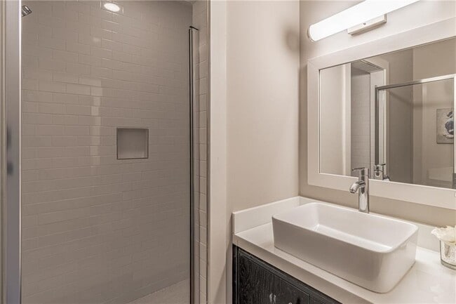 Building Photo - 472 Martin St SE