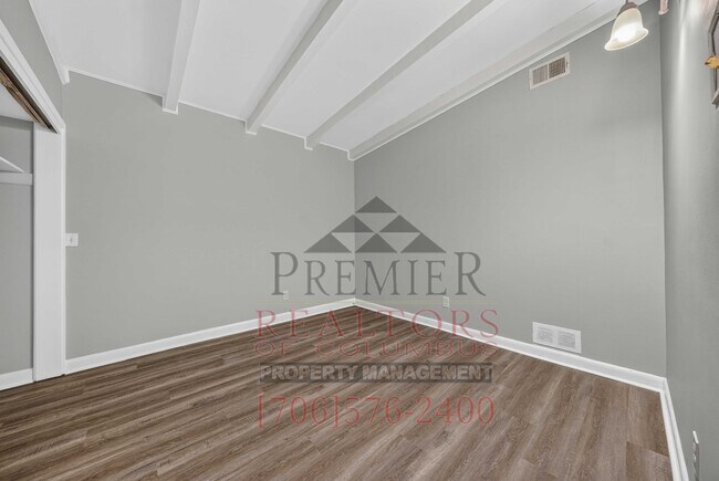Building Photo - 2468 Walker St