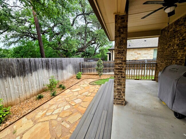 Building Photo - 605 Lister Dr