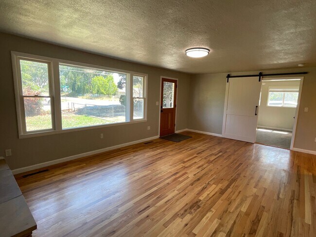 Building Photo - Cozy Mid-Century Modern on a Half Acre!