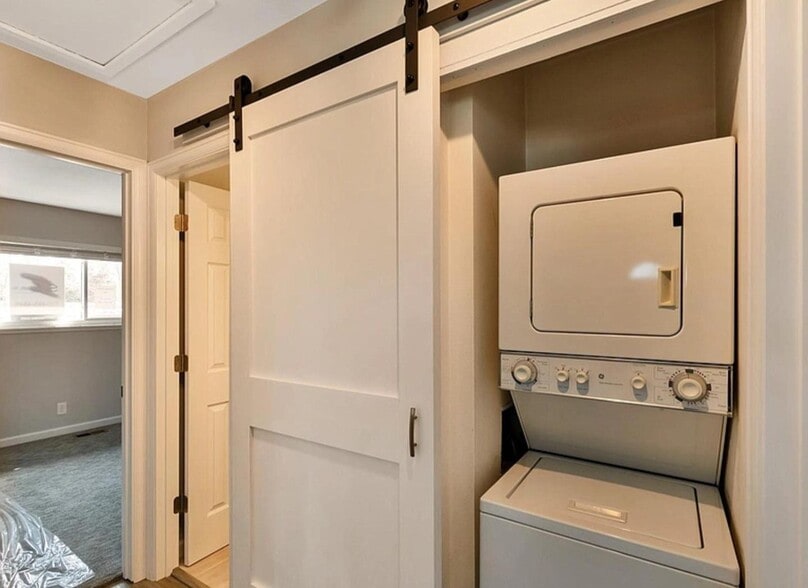 Building Photo - 3354 S Flower St