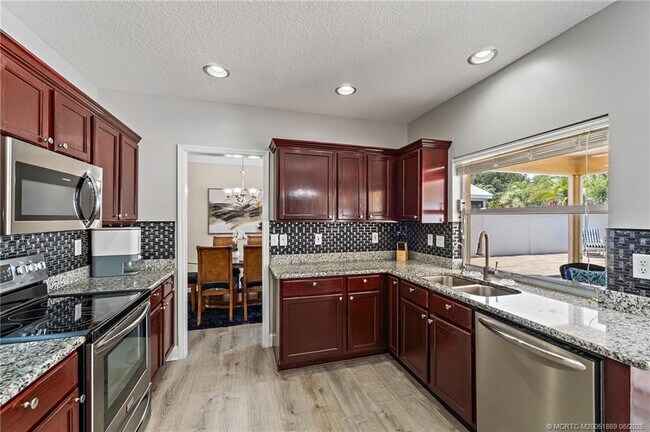 Building Photo - 728 NW Waterlily Pl