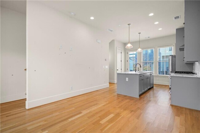 Building Photo - 689 Fraser St SE