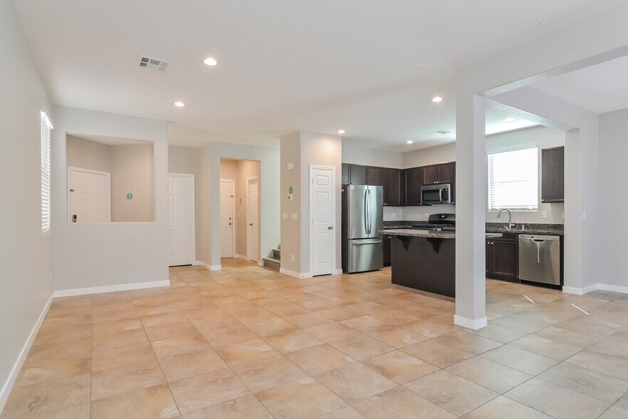 Building Photo - 993 Pebble Lake St