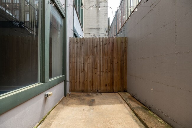 Building Photo - 1 bedroom, 1 bath updated condo in downtow...