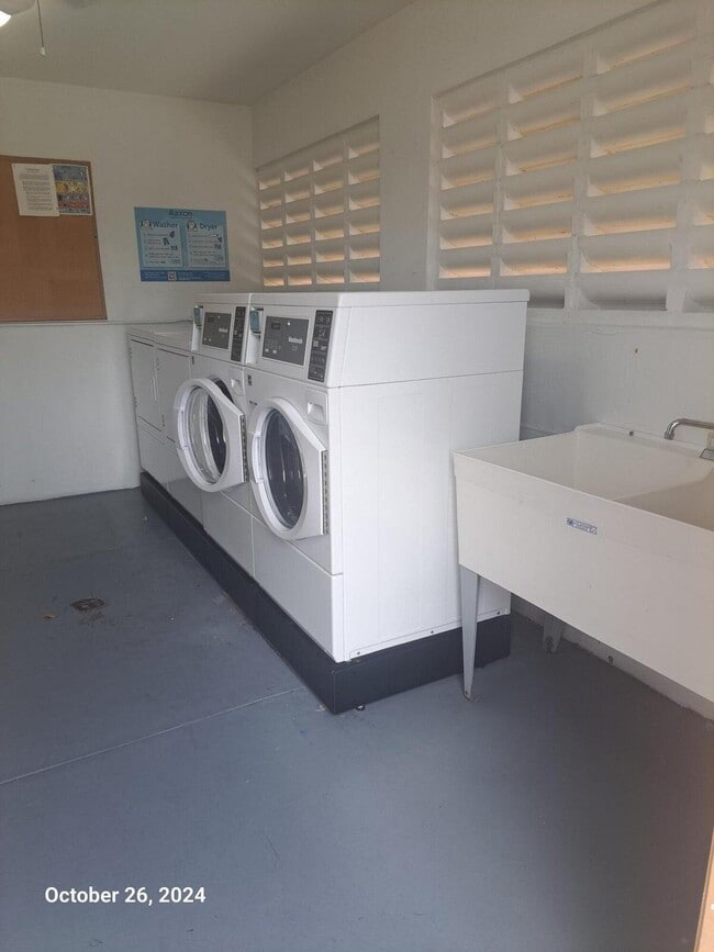 Building Photo - 2665 Dudley Dr W