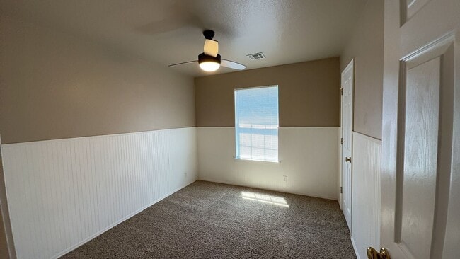Building Photo - Welcome to this charming 3-bedroom, 2-bath...
