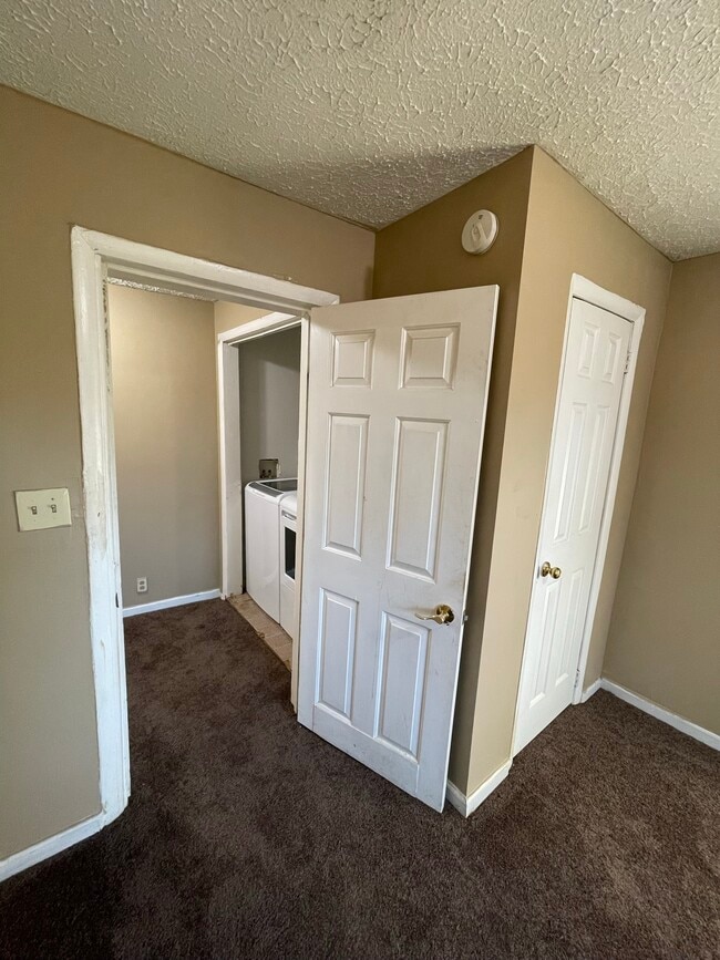 Building Photo - 612 Sun Cir