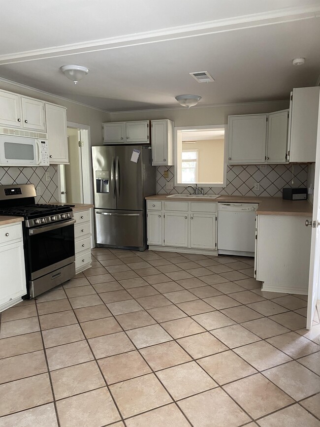 Building Photo - 5101 Lawson Ave