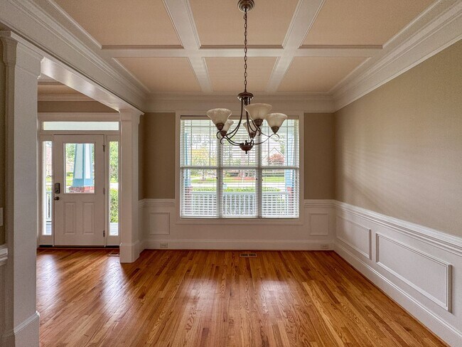 Building Photo - 5 Bedroom Home in Gated Golf Course Community