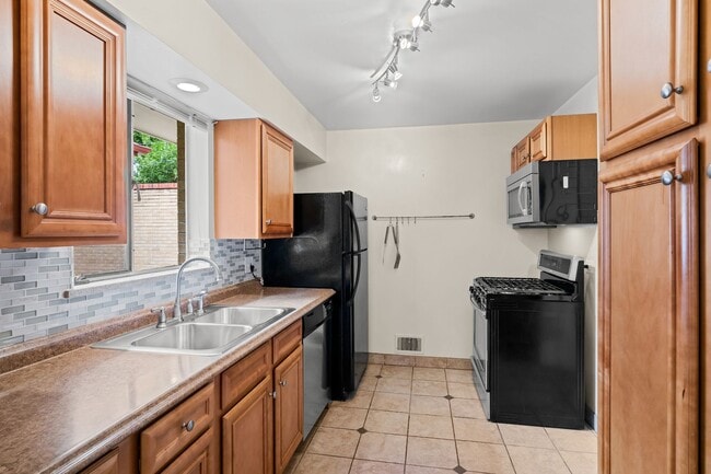 Building Photo - Fantastic Two Bedroom Duplex in University...