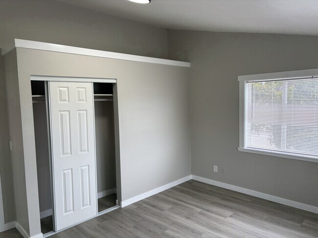 Building Photo - 221 E Elizabeth Ave