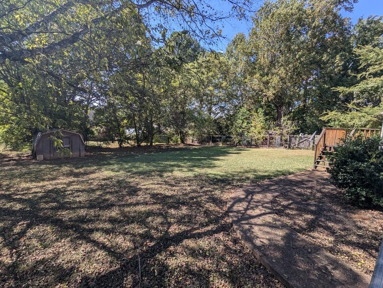 spacious backyard - 1528 Stone Hill Rd