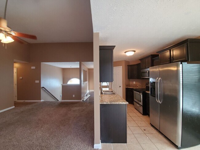 Building Photo - 5 Bedrooms 3 Bathroom Split Foyer