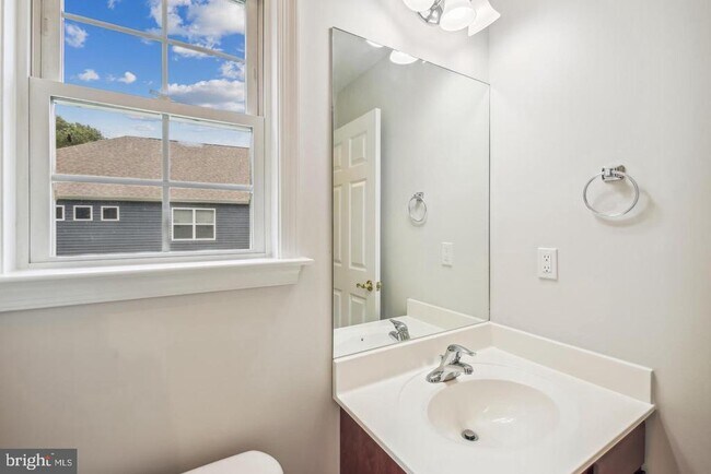 Building Photo - 102 Hunter's Way