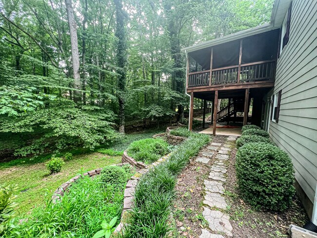 Building Photo - Remarkable Home With Spacious Deck And Detached Parking In A Quiet Cul De Sac In Woodbine Woods