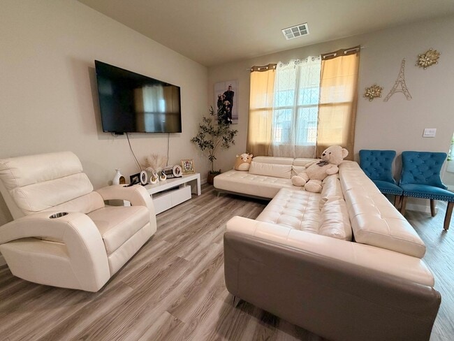 Building Photo - 6400 Bluebell Dr