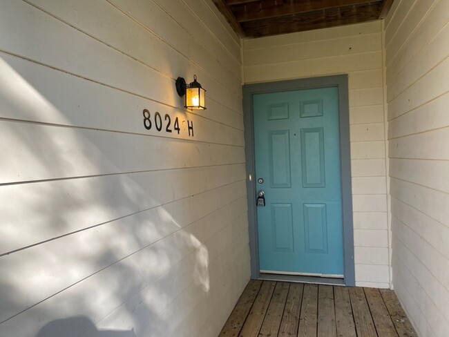 Building Photo - 2 Bedroom, 2 Bath condo
