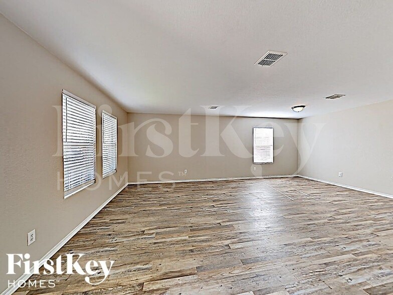Building Photo - 2801 Spencer Cir