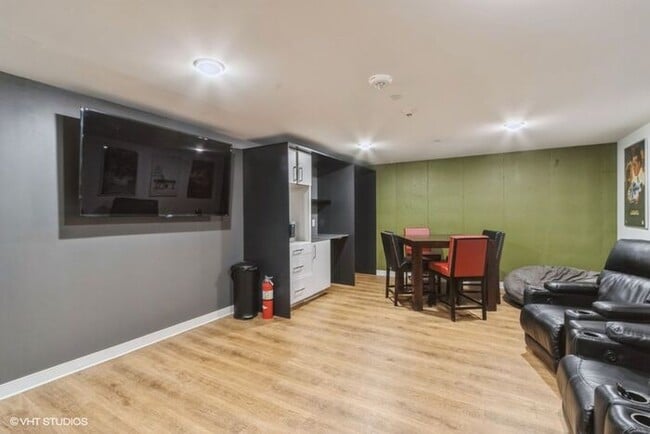 Building Photo - $1,199 | Studio Apartment - Fully Furnishe...