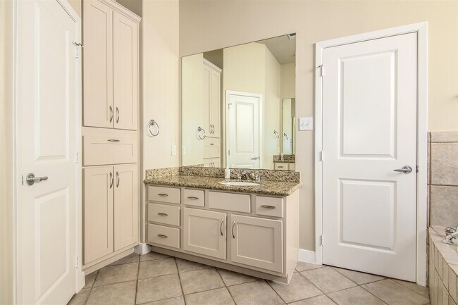 Building Photo - 5227 Lillian St