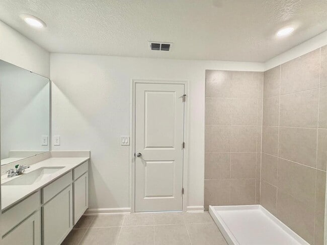 Building Photo - 2110 Chris Dr