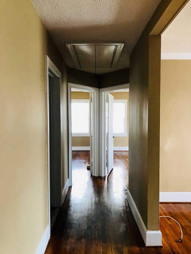 Building Photo - Rare Gem! Spacious and fantastic updated o...