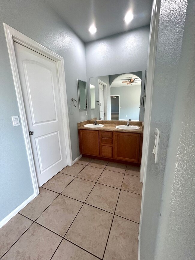 Building Photo - 3 Bedroom with open floor plan