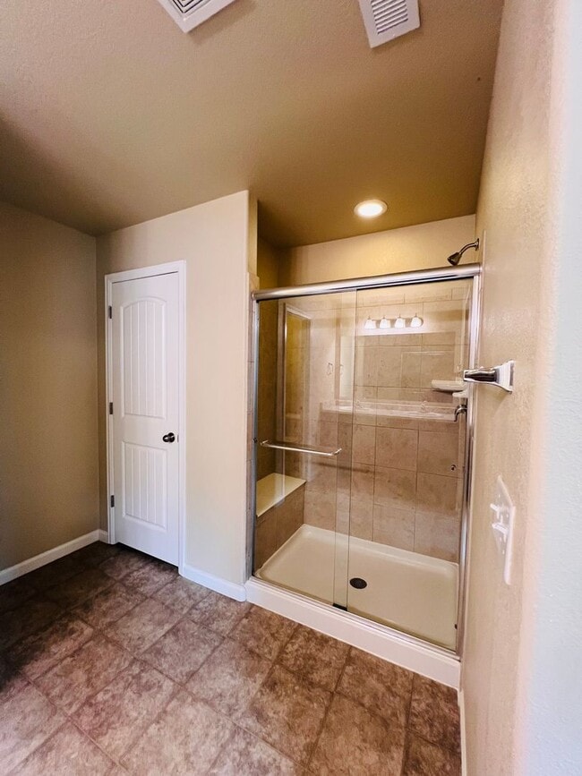 Building Photo - 5640 Shamrock Heights