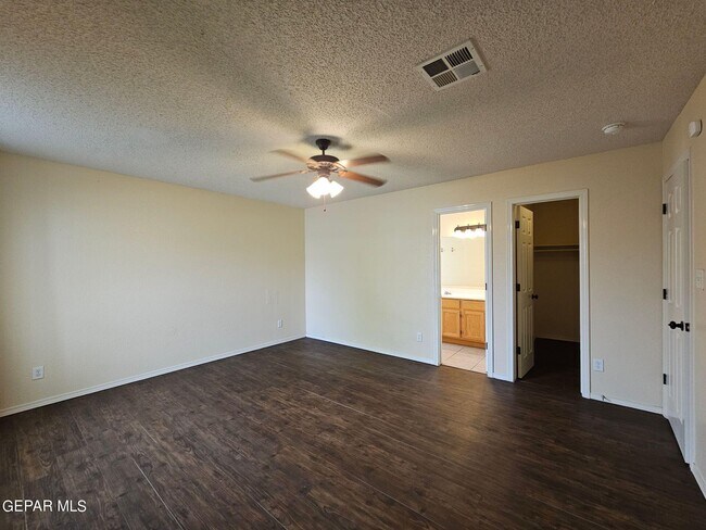 Building Photo - 10909 Northview Dr