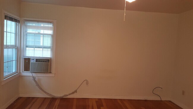 Building Photo - 627 Rose Ave