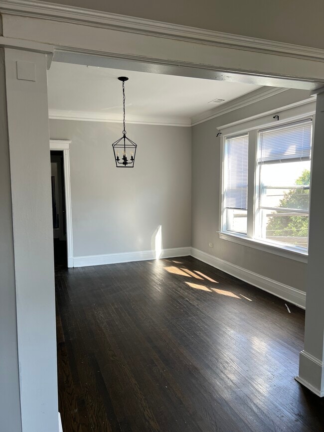 Building Photo - 816 W 51st Pl