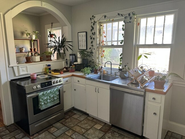 Building Photo - Adorable Home in Historic Wesley Heights!!