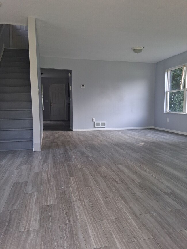 Building Photo - 133 W Warren Ave