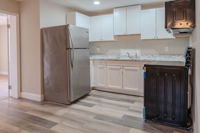 Building Photo - 129 W Church St