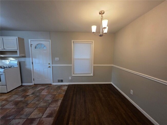 Building Photo - 652 Forest Ridge Dr SE