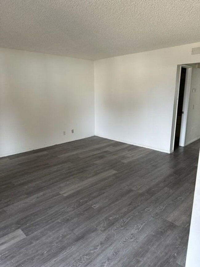 Building Photo - 2 Bedroom Condo located in 89121!