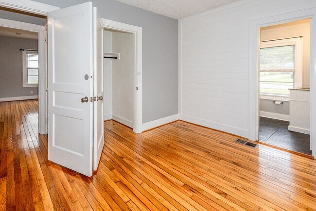 Building Photo - Cozy 2BD/2BTH in South Knoxville
