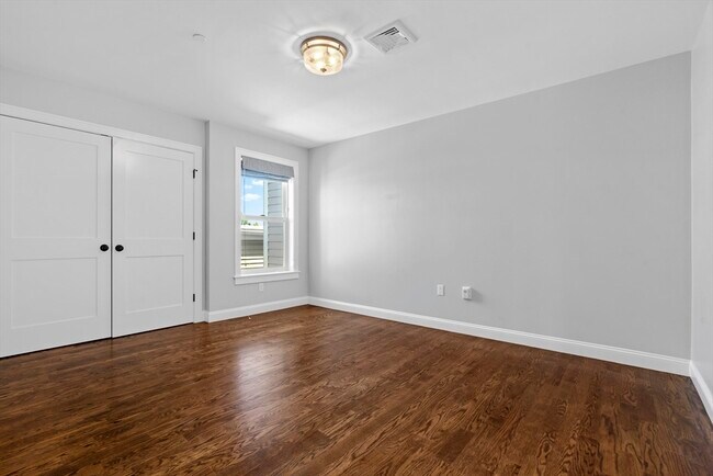 Building Photo - 223 Saratoga St