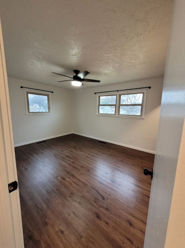 Building Photo - Fully Remodeled 2-Bedroom, 1.5-Bathroom Re...