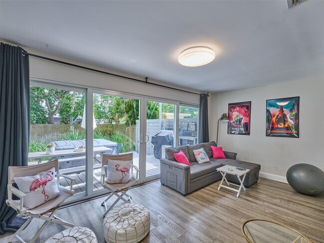 Building Photo - 801 NE 15th St