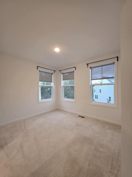 Bed 2 - 4915 Sheridan St