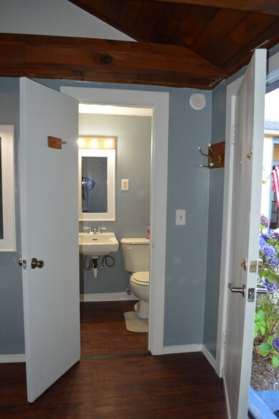 Building Photo - 430 S Holladay Dr