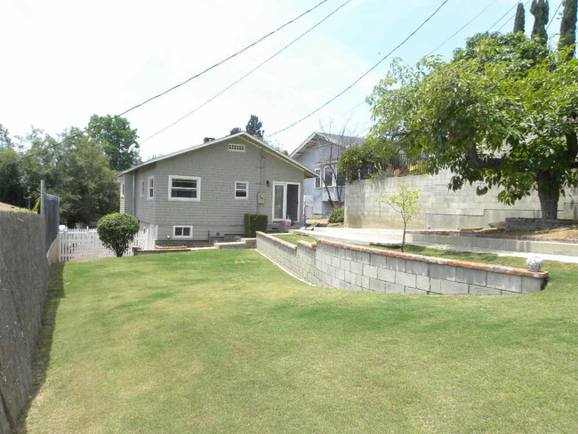 Building Photo - 324 Vista Pl