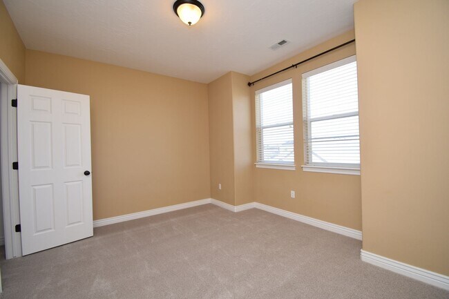 Building Photo - 5 Bed 3.5 Bath House next to TopGolf!!!