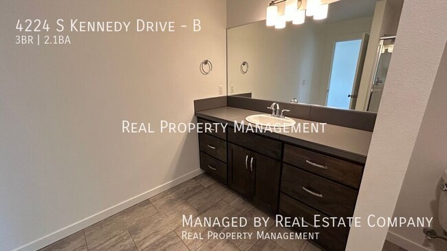 Building Photo - 4224 S Kennedy Dr